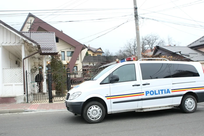 O dubă a poliţiei a însoţit cortegiul funerar