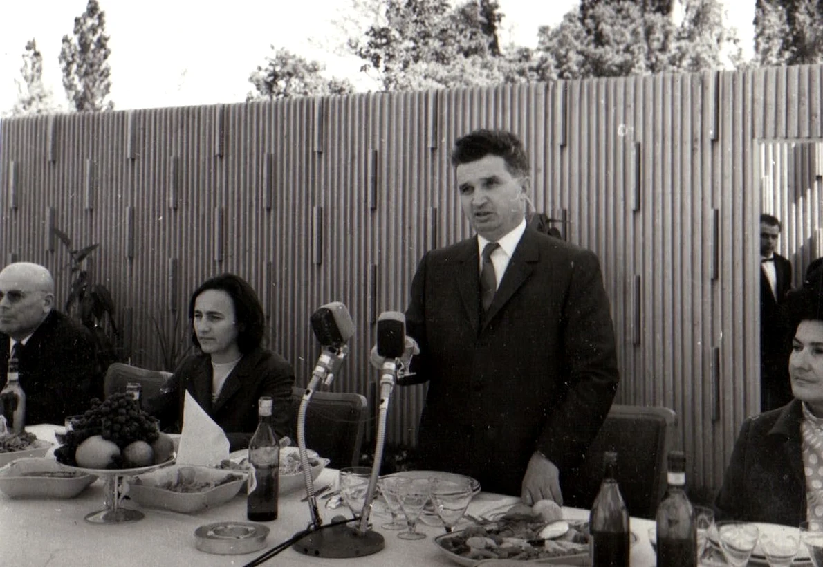 Nicolae Ceauşescu la recepţia dată la Snagov, în cinstea zilei de 1 Mai 1966 (© „Fototeca online a comunismului românesc”, cota: 35/1966)