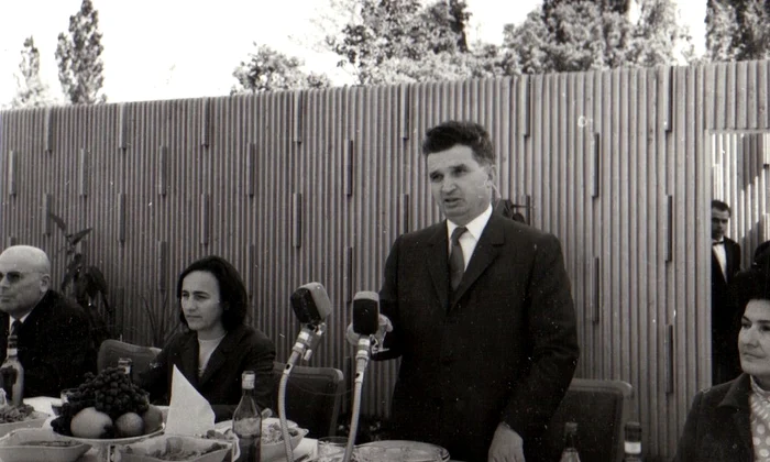Nicolae Ceauşescu la recepţia dată la Snagov, în cinstea zilei de 1 Mai 1966 (© „Fototeca online a comunismului românesc”, cota: 35/1966)