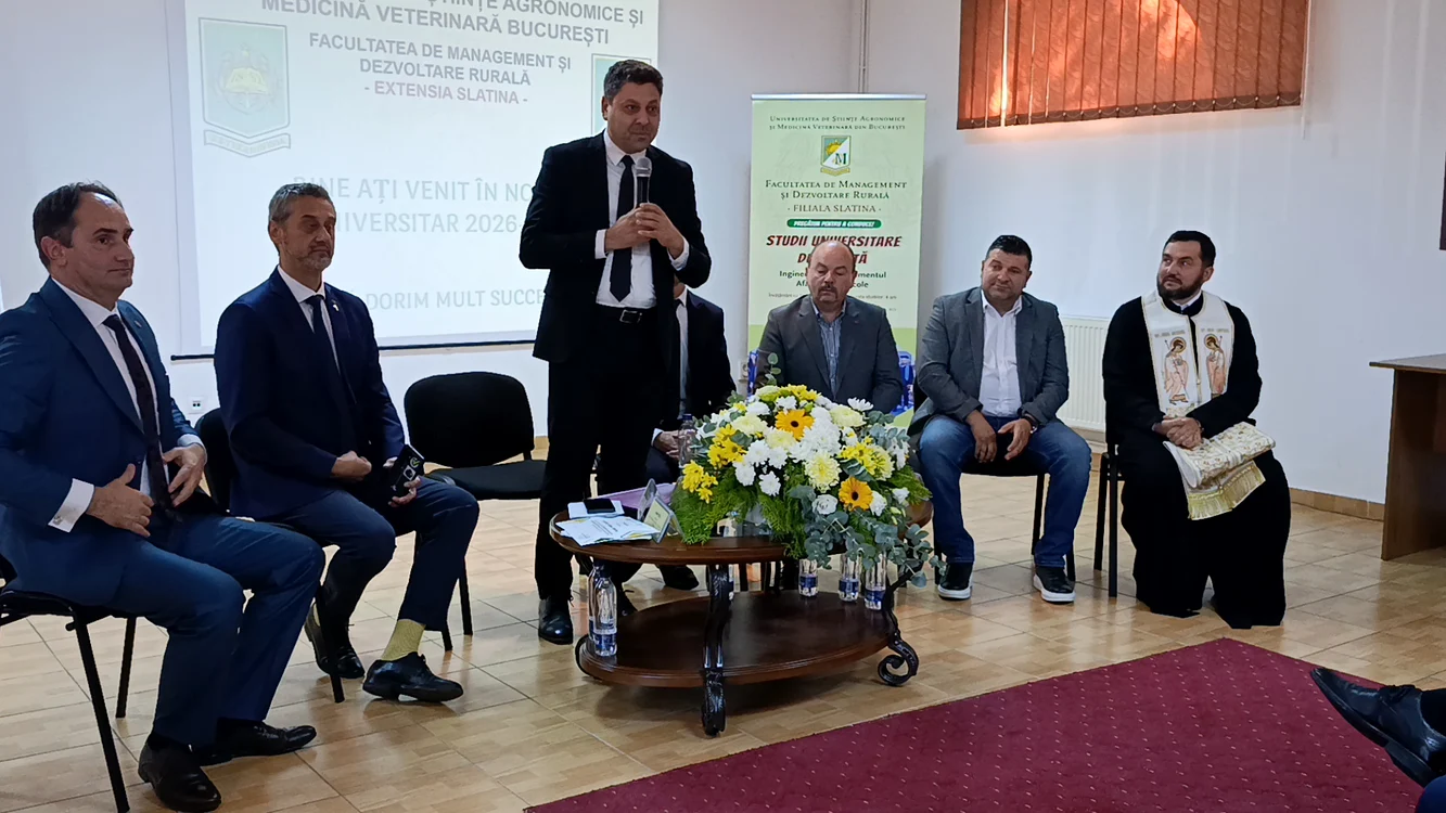 persoane_stand_pe_scaune_ceremonie_oficiala_slatina_universitate