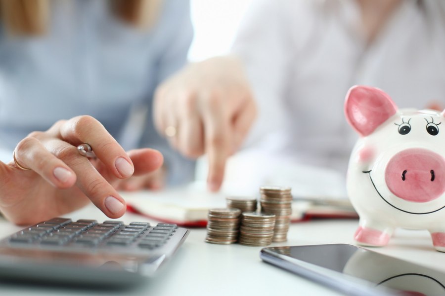 Românii nu reușesc să pună bani deoparte. Doar una din 10 persoane spune că a reușit să economisească suficient în 2024 SONDAJ