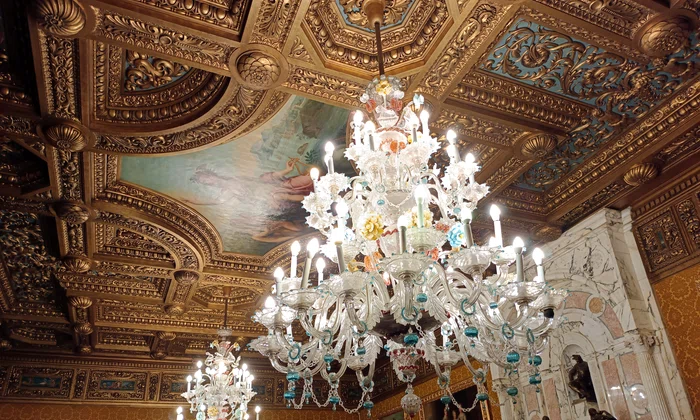 Candelabre tip ciocca din sala florentină a Castelului Peleș 
