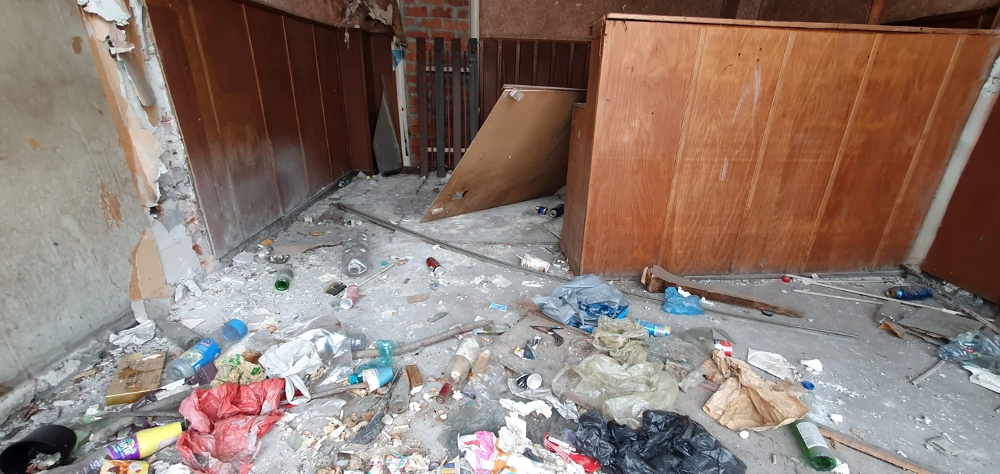 Fosta recepție a fost  ocupată de oamenii  străzii mult timp