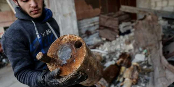 Un bărbat transport un container care ar fi fost folosit pentru a lansa gazul clor după un bombardament asupra rebelilor din Eastern al-Ghouta Siria FOTO EPA – EFE / Mohammed Badra