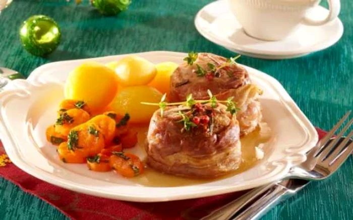 Friptura de porc nu poate lipsi de pe masa in ziua de Craciun.