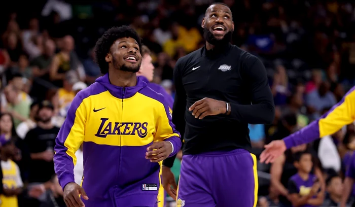 Bronny James si LeBron James au jucat primul lor meci împreună în NBA (FOTO: Getty Images)