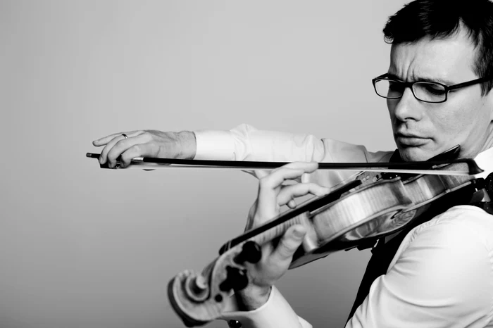 Alexandru Tomescu cântând la vioară