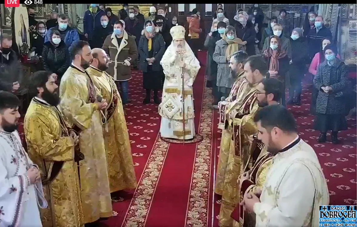 
    După slujbă, Arhiepiscopul Tomisului a împărtăşit credincioşii prezenţiFoto: news.ro  