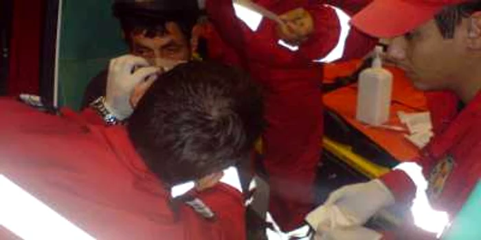 Paramedicii SMURD i-au acordat bărbatului primele îngrijiri (foto arhiva)