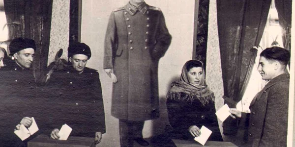 Stalin „veghează“ asupra urnelor electorale sovietice