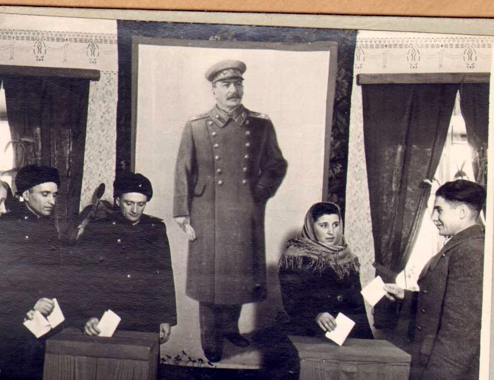 Stalin „veghează“ asupra urnelor electorale sovietice
