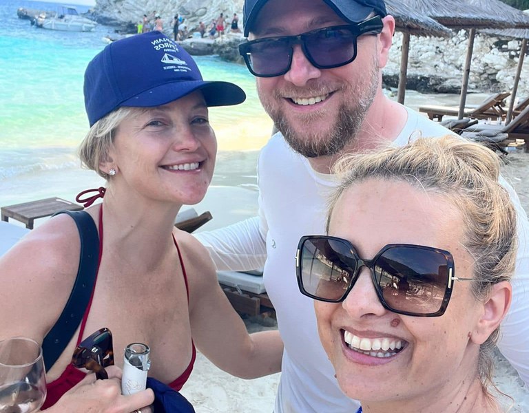 Simona Gherghe s-a întâlnit cu Kate Hudson în vacanță, pe o insulă din Grecia: „N-am vrut să-i stric vacanța”