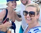 Simona Gherghe și Răzvan Săndulescu, alături de Kate Hudson pe plaja din Paxos. FOTO: Instagram