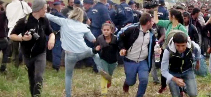 Petra Laszlo, lovid cu piciorul un refugiat