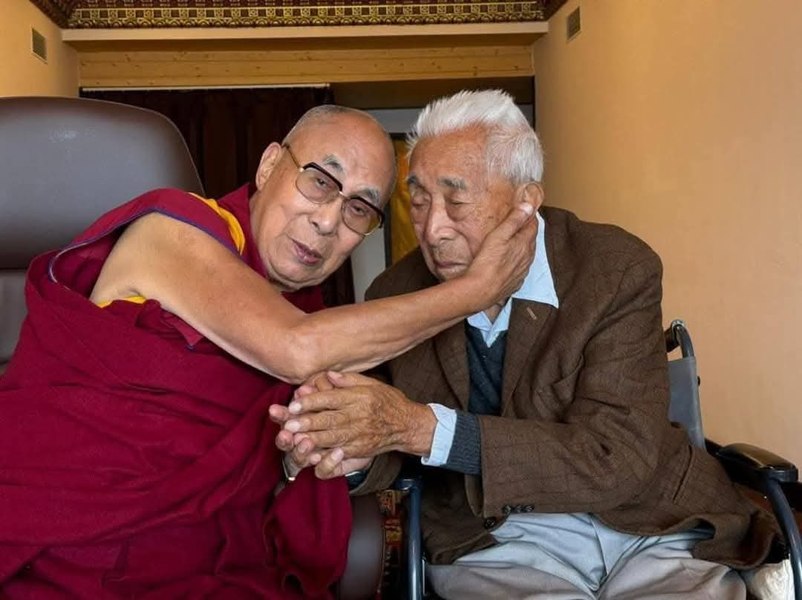 Dalai Lama deplânge moartea fratelui său mai mare. „Era foarte dedicat şi curajos"