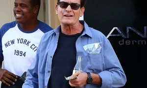 charlie sheen a renunta la fumat jpeg