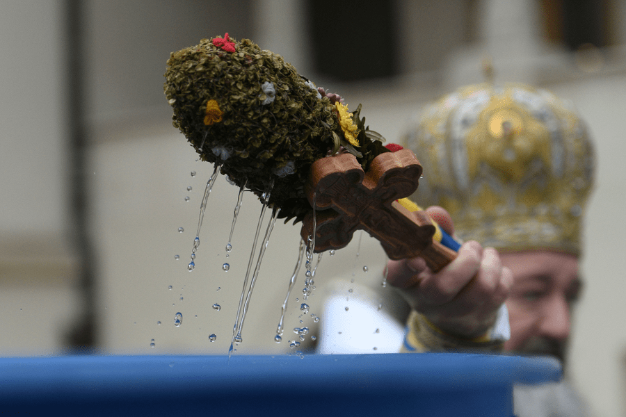 Ce este agheasma, apa sfințită de Bobotează în care se cufundă o cruce şi busuioc
