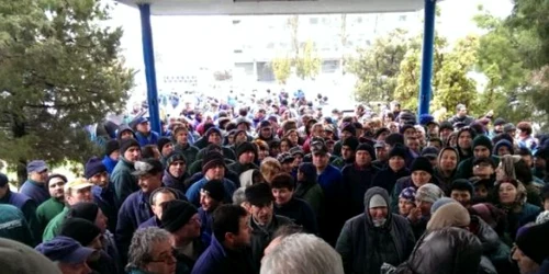 Oamenii au protestat în faţa fabricii din Craiova Foto