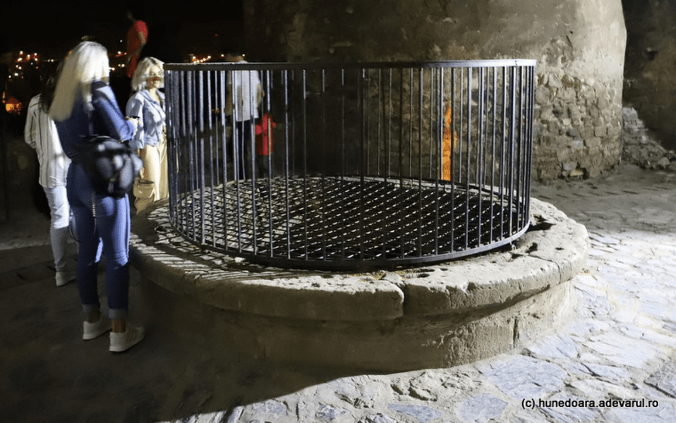 Comoara din fântâna vie din Castelul Corvinilor. Monedele aruncate de turiști vor fi scoase din puț