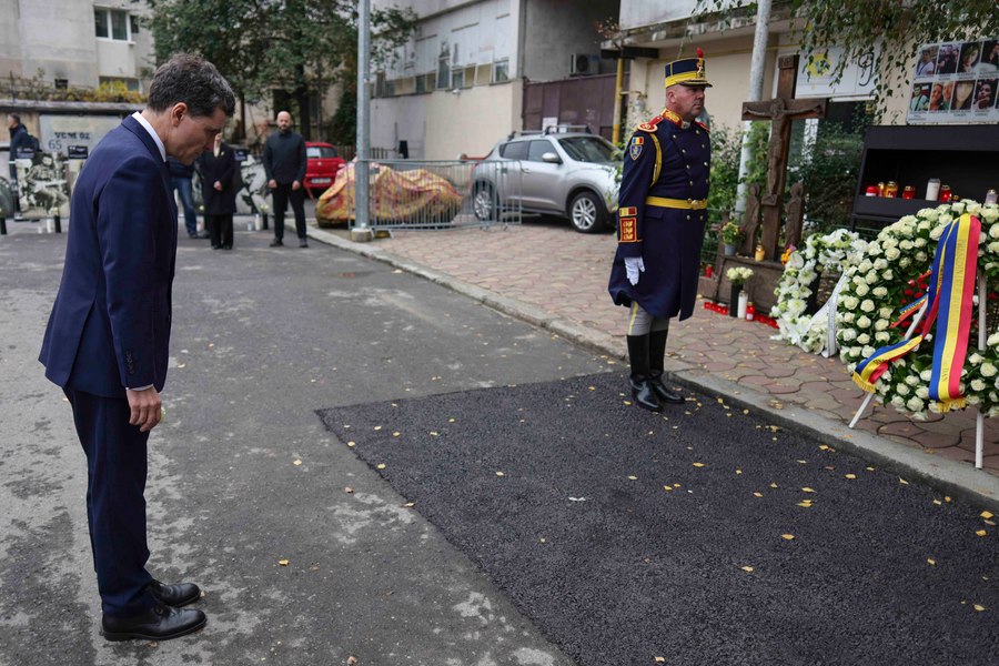 Nicușor Dan a depus o coroană de flori în memoria victimelor tragediei de la Colectiv. Mesajul lui Luca Niculescu