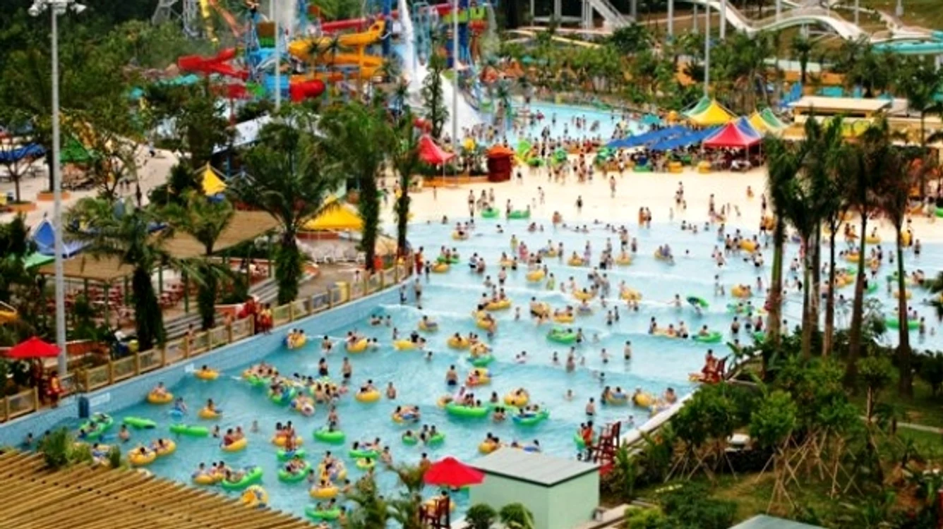 
    Pentru cei care nu își permit un drum la mare, piscinele sau ștrandurile rămân singura soluție  