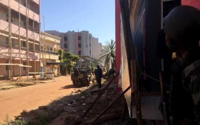 Trupe maliene desfăşurate în jurul hotelului Radisson din Bamako FOTO Sébastien Rieussec / AFP