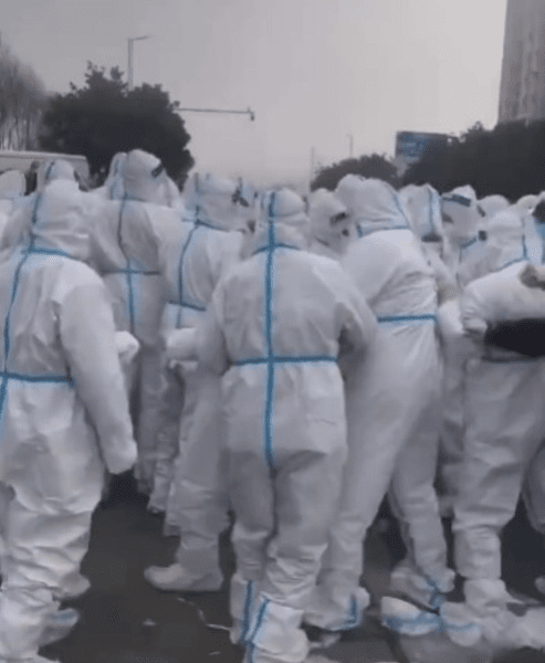 Proteste în China la cea mai mare uzină de telefoane iPhone