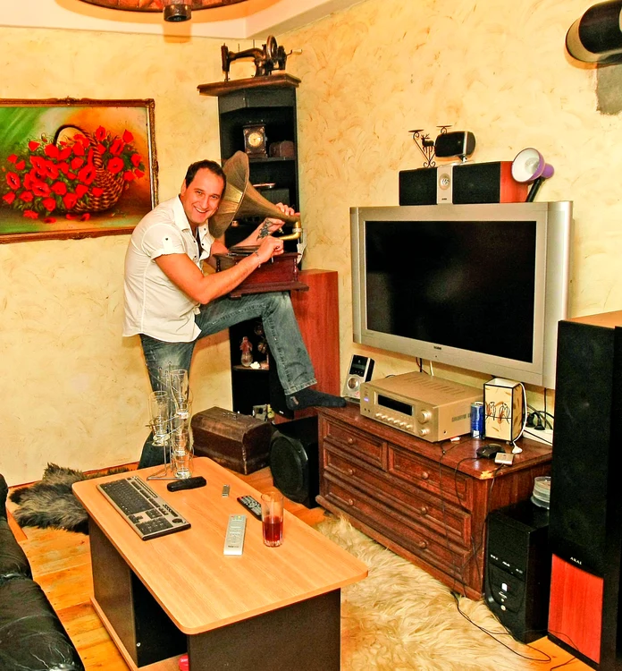 
    Totul e gândit în detaliu.  Roata mare, de car,  atârnată de tavan,  gramofonul sau scările  din lemn imprimă un aer  de poveste  