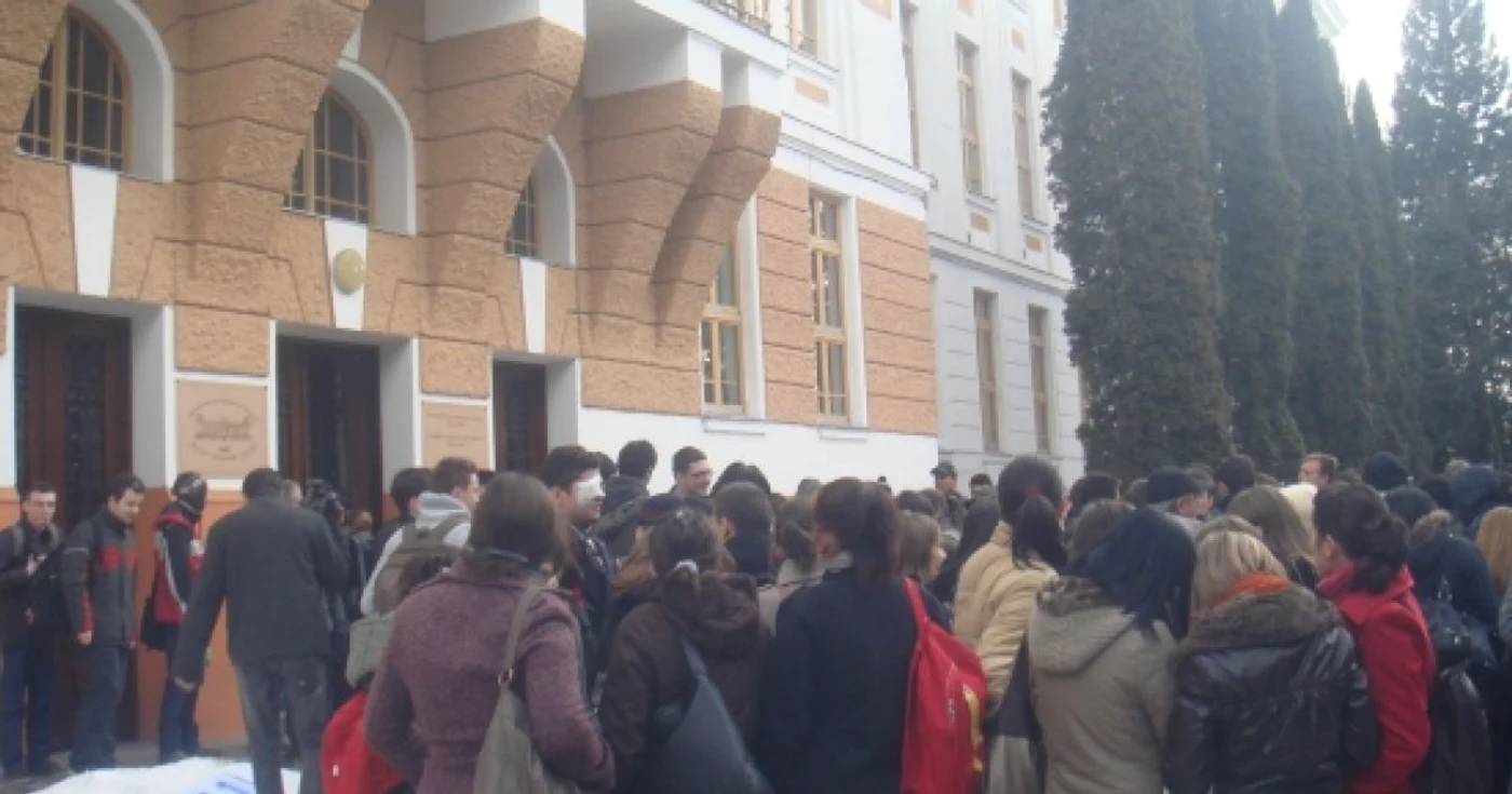 Studenţii UMF protestează împotriva amestecului politicului în autonomia universitară 
