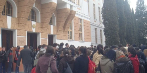 Studenţii UMF protestează împotriva amestecului politicului în autonomia universitară 