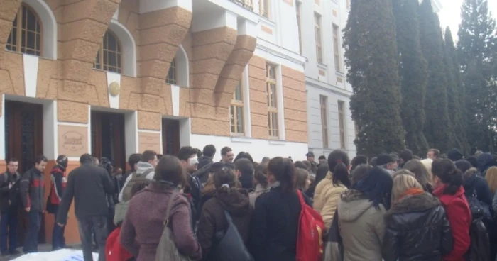 Studenţii UMF protestează împotriva amestecului politicului în autonomia universitară 
