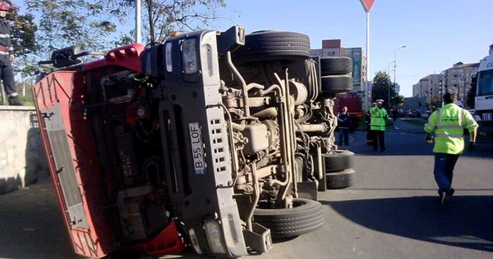 TIR-ul a blocat traficul rutier în zonă în această dimineaţă