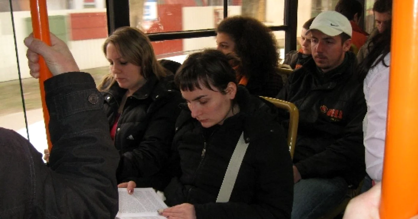 Voluntarii proiectului le-au arătat mureşenilor că se poate citi şi în autobuz