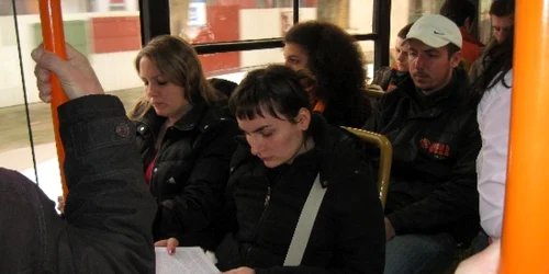 Voluntarii proiectului le-au arătat mureşenilor că se poate citi şi în autobuz