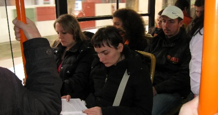 Voluntarii proiectului le-au arătat mureşenilor că se poate citi şi în autobuz
