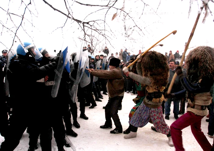 România între bâta de Anul Nou și legea secolului XXI: tradiții care dor și se schimbă odată cu noi