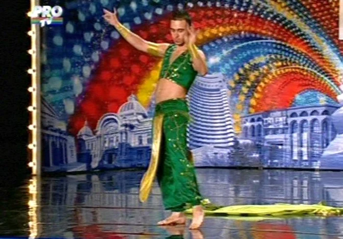 Primul român dansator din buric (Foto: captură video Pro TV)