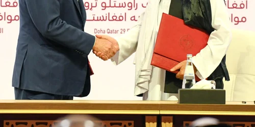 Emisarul american în Afganistan Zalmay Khalilzad şi cofondatorul taliban Mullah Abdul Ghani Baradar FOTO EPA-EFE