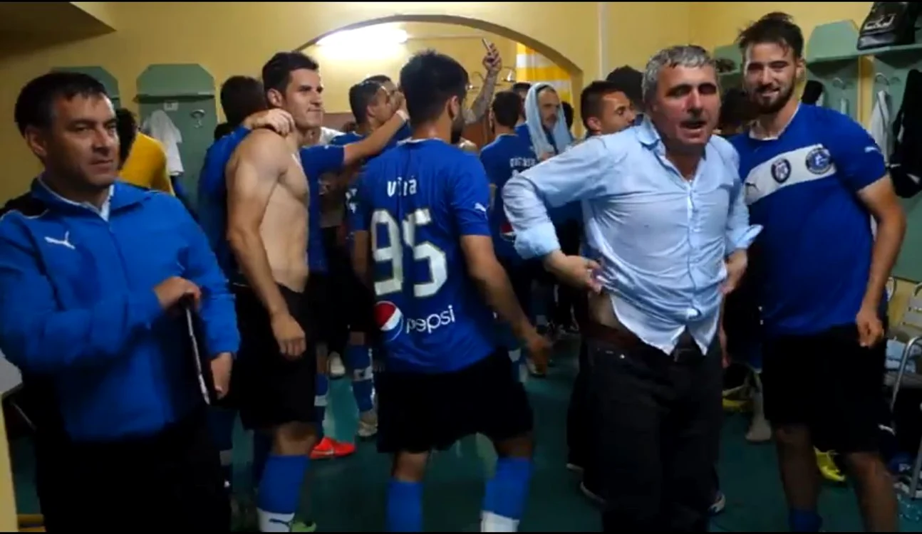 
    Hagi şi jucătorii săi au petrecut în vestiar (sursa: Academia Hagi)  
