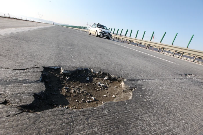 
    Tronsonul București-Fundulea, de pe A2, este plin de gropi  