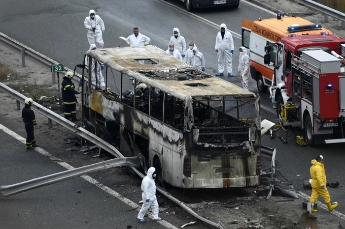 FOTO: AFP /  46 de persoane, printre care nai mulţi minori, au fost ucise după ce un autobuz a luat foc la sud de capitala Bulgariei, la începutul zilei de 23 noiembrie 2021