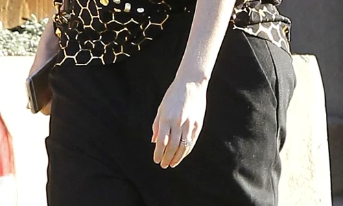 Pregnant Anne Hathaway Is Spotted In Echo Park jpeg