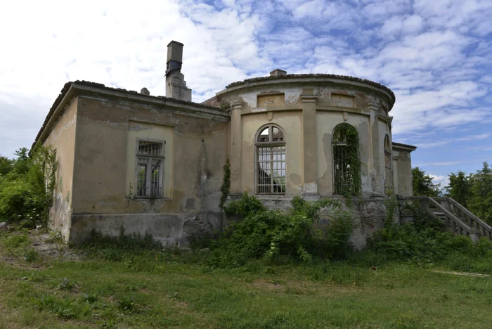 Conacul arată jalnic dupâ incendiul de acum câţiva ani. FOTO: monumenteneamt.ro