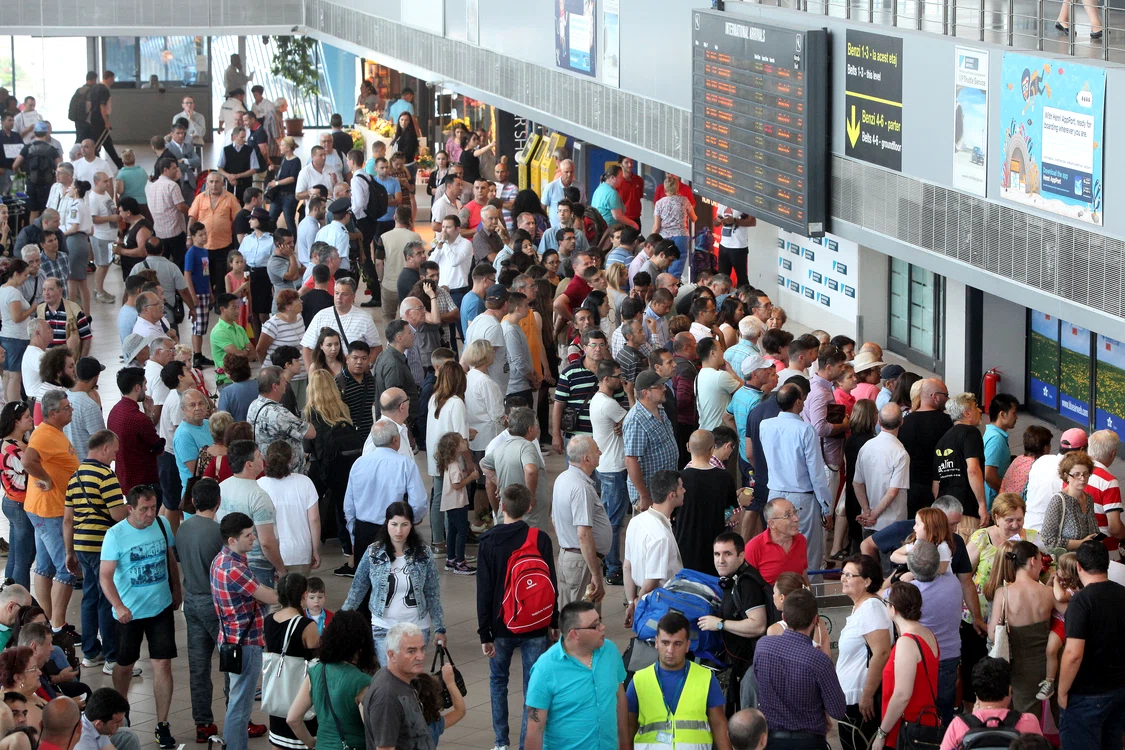 
    Prima cursă de la Istanbul a aterizat pe Otopeni la ora 11.55, iar a doua, care a avut şi întârziere, a ajuns în jurul orei 12.10fotografii: Sever Gheorghe  