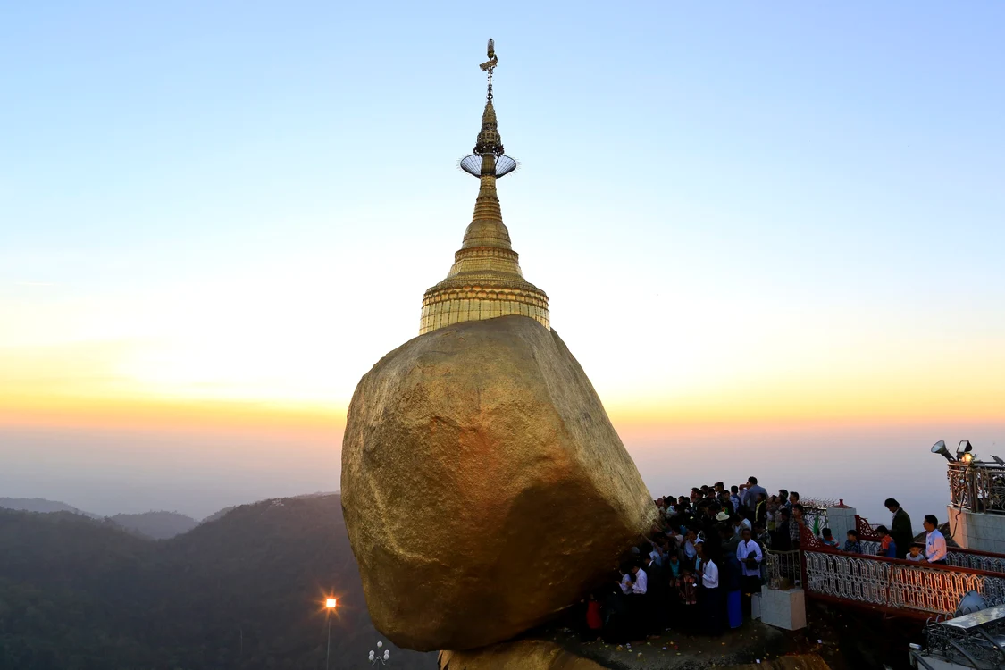 
    Tempul Golden Rock (Foto: Reuters)  