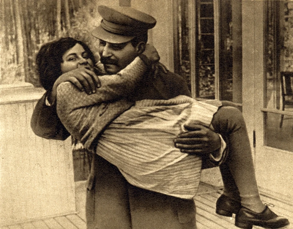 Stalin și fiica sa, în rarele momente de tandrețe