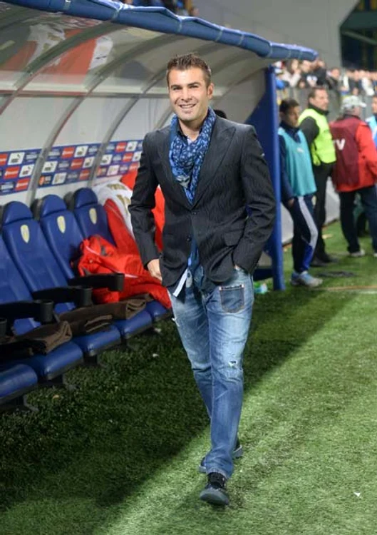 
    Adrian Mutu, foarte relaxat înaintea startului partidei Foto: Alexandru Hojda/Mediafax  