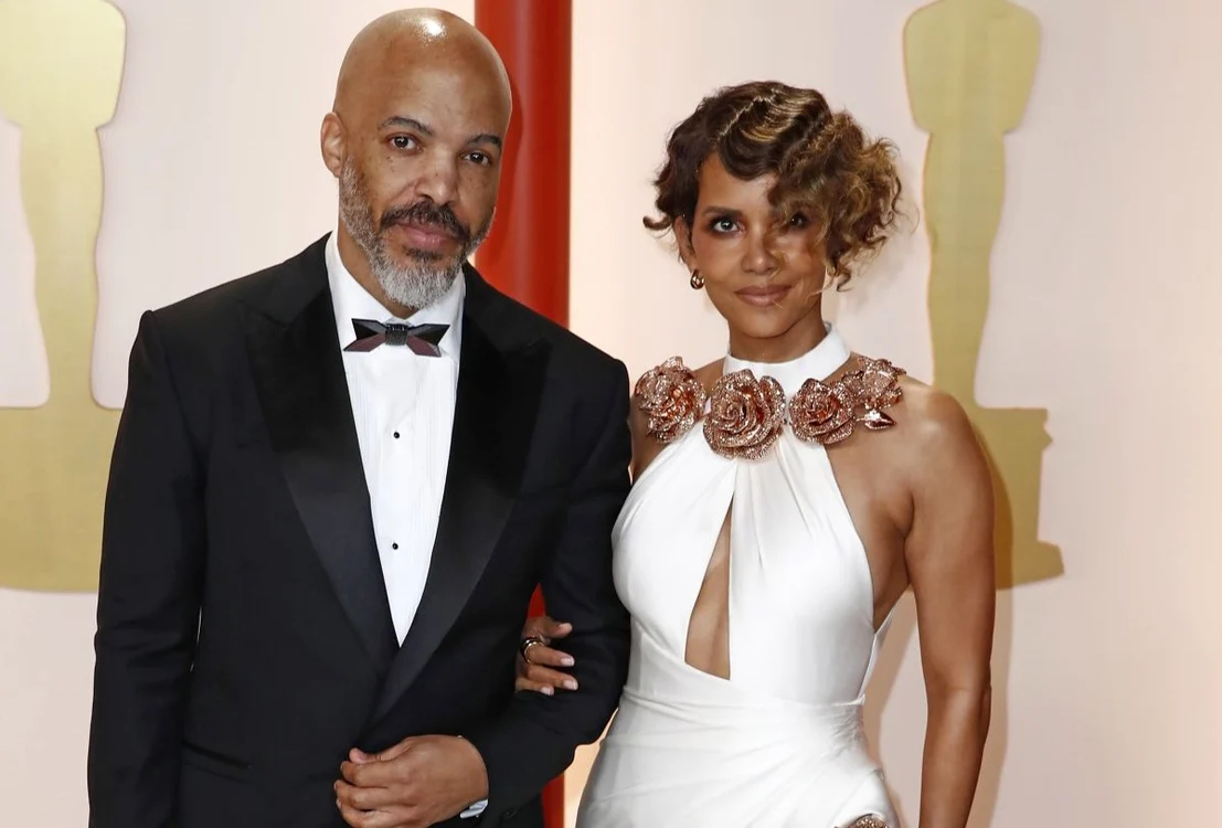 Halle Berry a pășit pe covorul roșu alături de iubitul ei, cântărețul Van Hunt (foto: EPA)