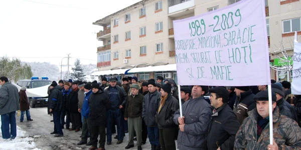 Salariaţii şi rudele lor au protestat ieri împotriva închiderii fabricii Pulsor