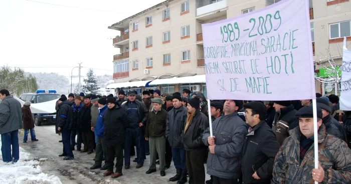 Salariaţii şi rudele lor au protestat ieri împotriva închiderii fabricii Pulsor